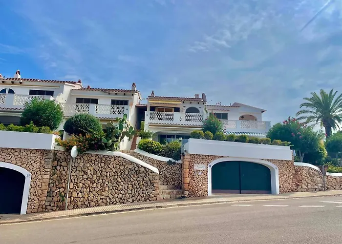 With Views Of דירה