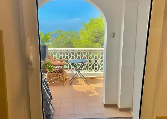 With Views Of דירה